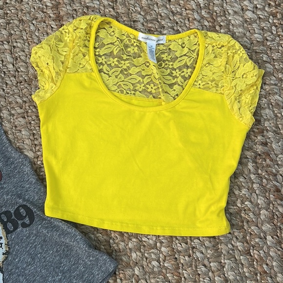 CROP TOP BUNDLE SIZE SM/MED - Picture 3 of 6